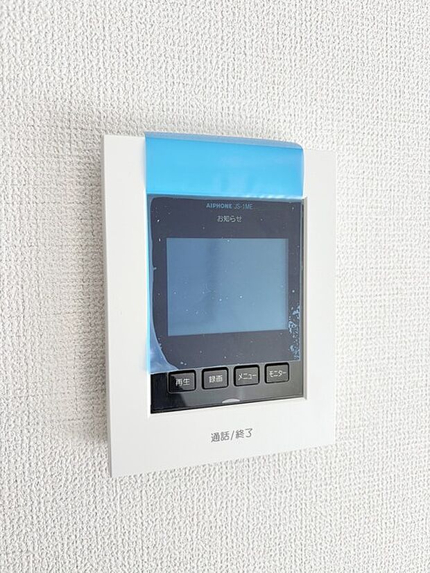 シンプルで洗練されたインターホンが、暮らしに安心をもたらします。