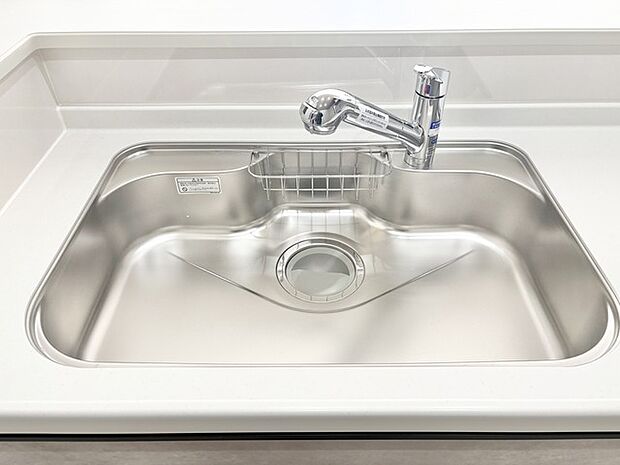 輝きを放つシンク、日々の暮らしに心地よい空間を