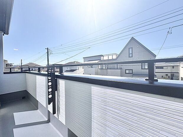 広がる空の下、清々しい風が心地よい眺め。