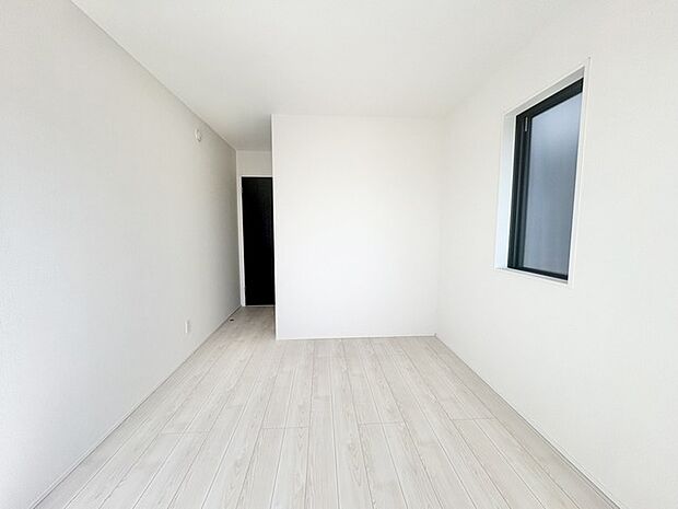 真っ白な空間に温かみのある床材が調和し、穏やかな時間が流れます