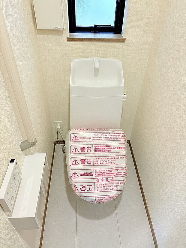 トイレは玄関すぐの場所ですが、土間部分からは見えないのがポイントです。