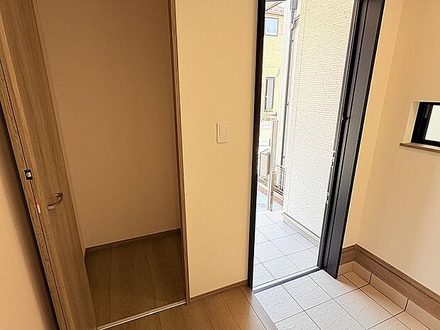 玄関の収納の様子。コート類などをかけるのにも便利です。