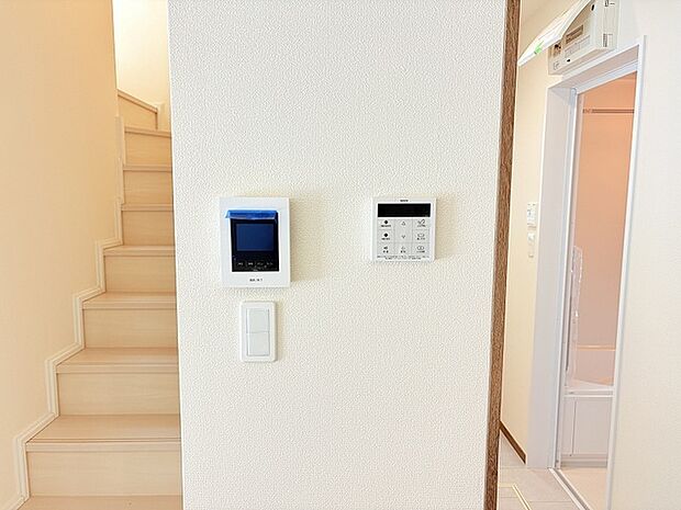 テレビモニター付きインターフォンと給湯器リモコン