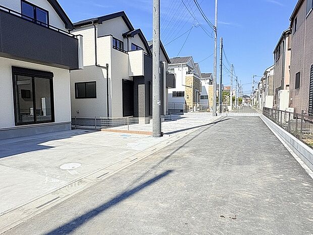 前面道路はゆとりのある幅員4.5メートル。