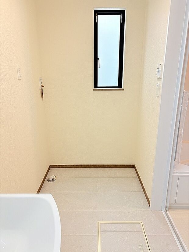 広めの洗面脱衣室で洗濯機の横に収納スペースが確保てきそうです。