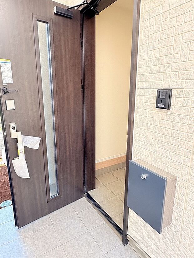 ポストやインターフォンは壁付けになっています。