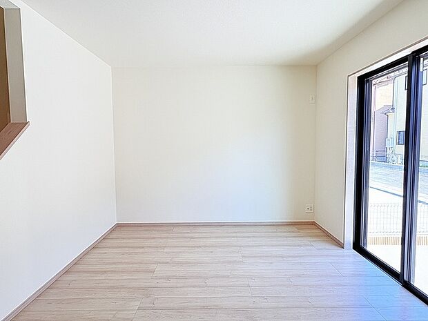 広々したリビングでお子さまが遊んだり、ペットと一緒に過ごしたりも快適にできそうです。