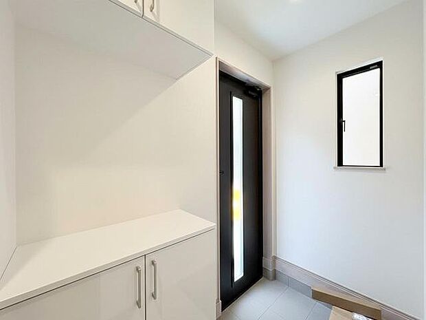 玄関から広がる、すっきりとした心地よい空間