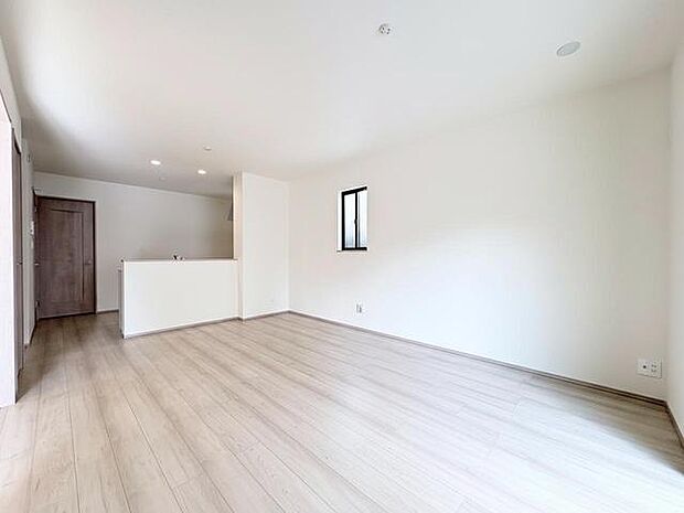 広々とした空間に、温もりある床材が心地よさを醸し出しています。