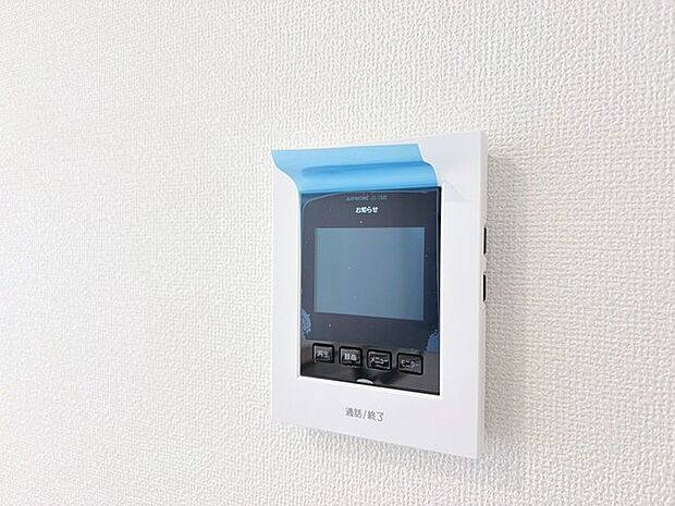 シンプルな壁に佇む、機能美を感じさせるインターホン