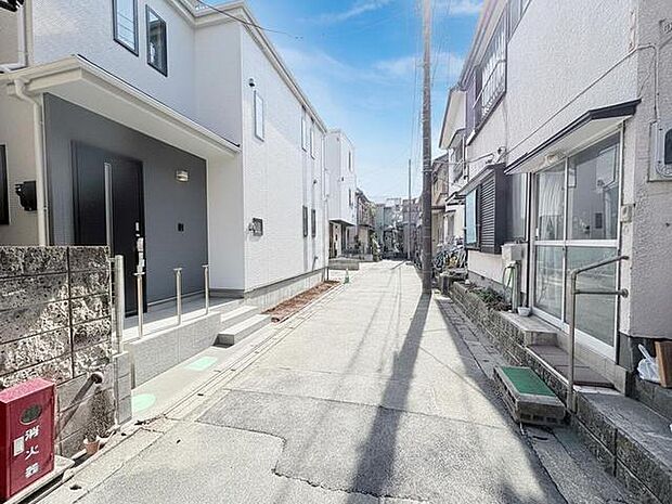 清々しい空の下、穏やかな時間が流れる街並み