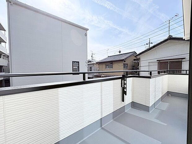 抜けるような空と、心地よい風を感じる開放的な空間。