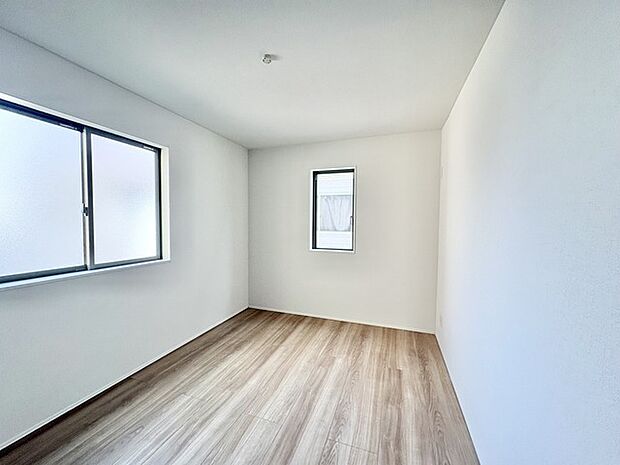 窓から自然な光が差し込み、心地よい空間を演出します