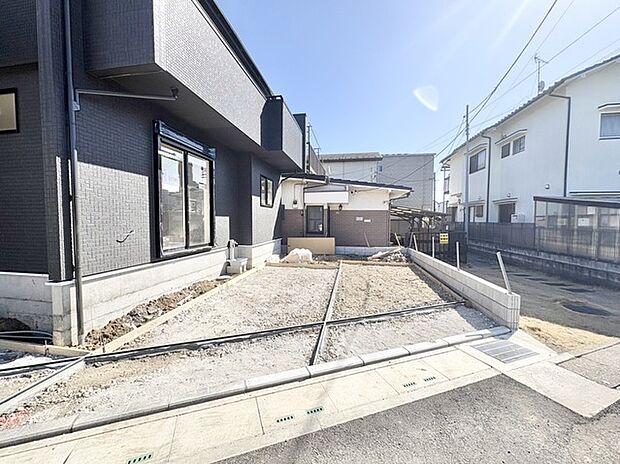 駐車場は2台まで駐車可能。マイカーの車幅もお確かめください。