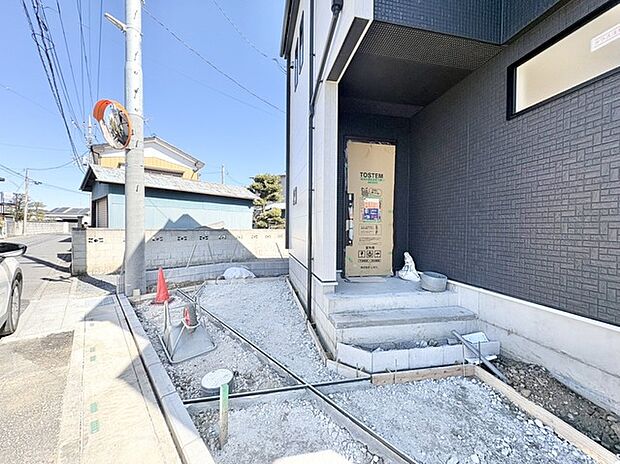 駐車場は停めやすい広さで3台可、家庭菜園も楽しめる。敷地のびのび約40坪。