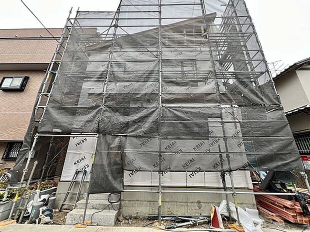 工事中の建物が、これから生まれる新しい空間への期待感を醸し出しています。