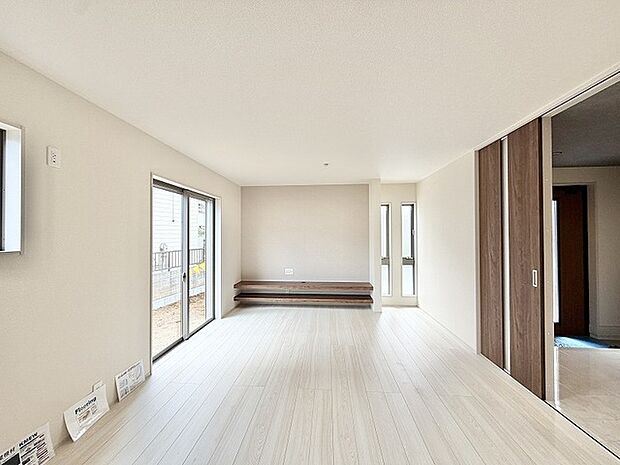 洗練された色調が調和する空間は、日々の暮らしに心地よいゆとりと落ち着きをもたらしてくれます。