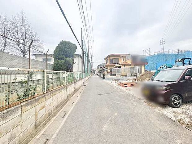 穏やかな空の下、住まいが広がる静かな街並み