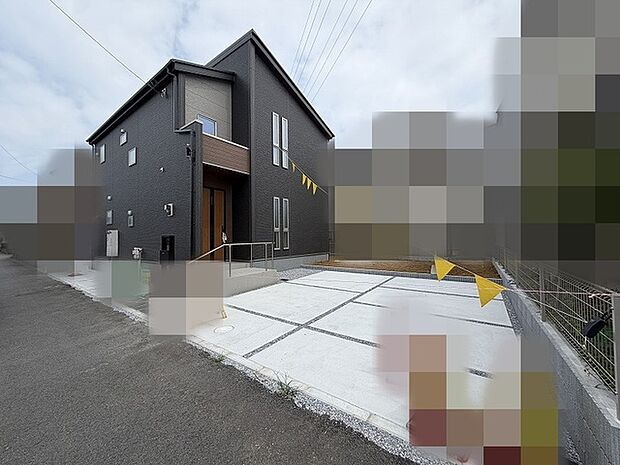 洗練されたダークトーンの外観が、街並みに落ち着きと確かな存在感をもたらす住まいです。