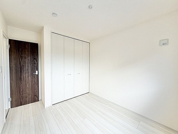素材のコントラストが洗練された印象を与え、すっきりと整った落ち着きのある空間が広がります。