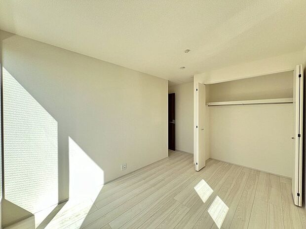 たっぷりの陽光と、心地よい風が舞い込みます。