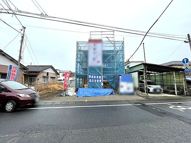 南側の大きな窓から、心地よい日差しがサンサンと降り注ぎます。