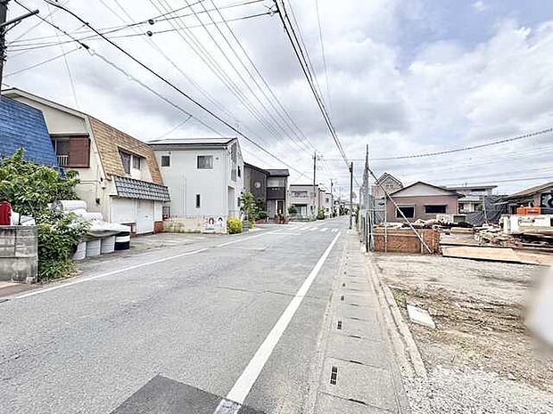 穏やかな空気が流れる住宅街の風景が、日々の暮らしに心地よい安らぎをもたらしてくれます。