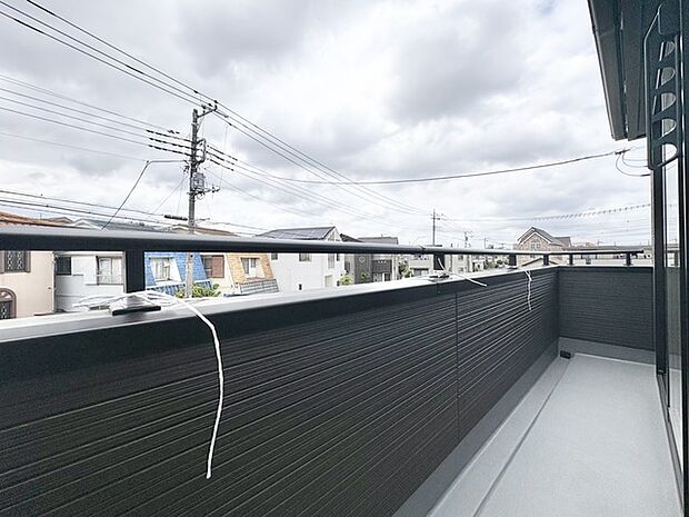 視界を遮るもののない開放的な空間が広がり、日々の暮らしに心地よいゆとりをもたらしてくれます。