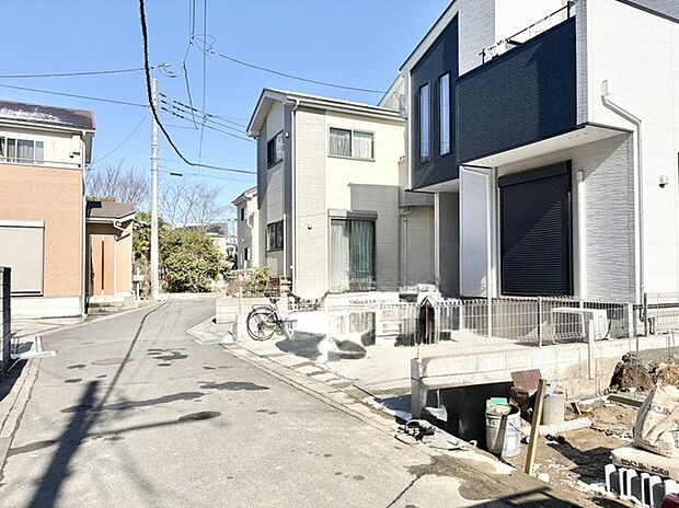 日差しが心地よい、穏やかな街並みに佇む住まい。