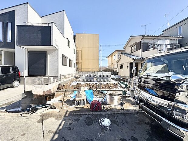 青空の下、新しい始まりを予感させる整地された敷地