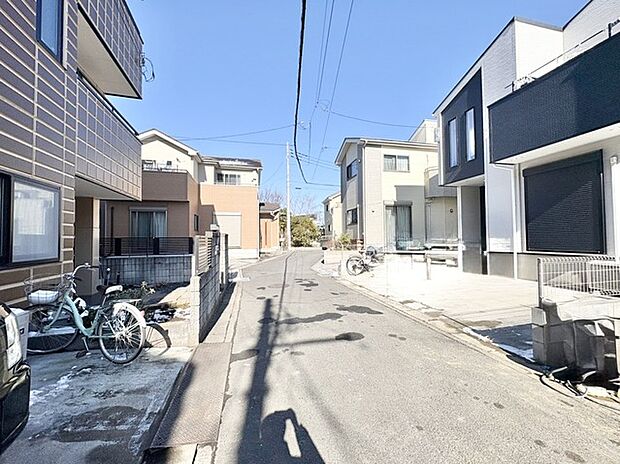 静かな住宅街に広がる、穏やかな日常の風景。