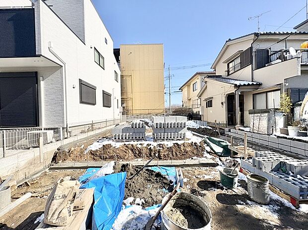 新しい街並みが静かに広がる、建築中の確かな空間。