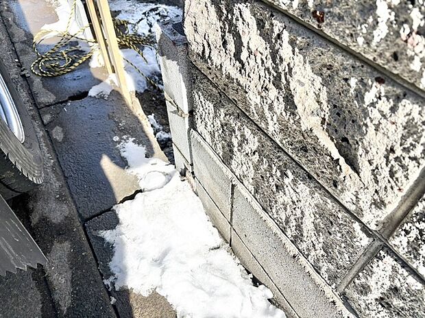 雪解けの静けさが、コンクリートの壁に静かな陰影を落とす。