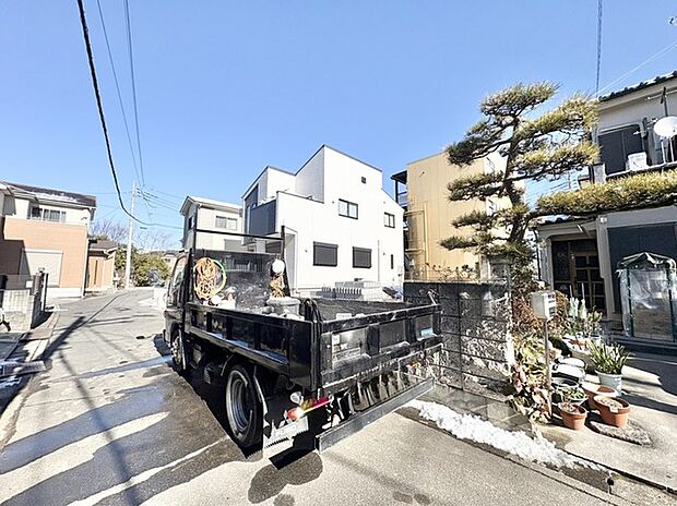 澄み切った青空の下、静かな街並みに佇む、洗練された住まい。