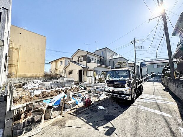 澄み切った青空の下、新しい暮らしが始まる予感に満ちた街並み