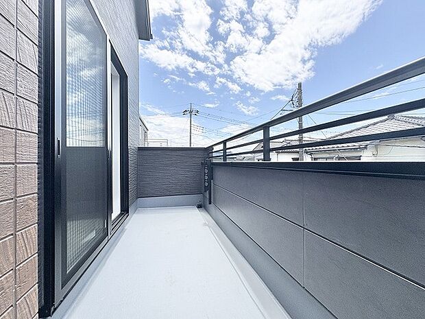 開放的な空を身近に感じられる、プライベートな屋外空間が心地よい時間を演出します。