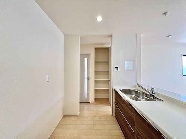 吊戸棚をなくした対面LDKはキッチンに立つ人の視界をワイドにしてくれます。