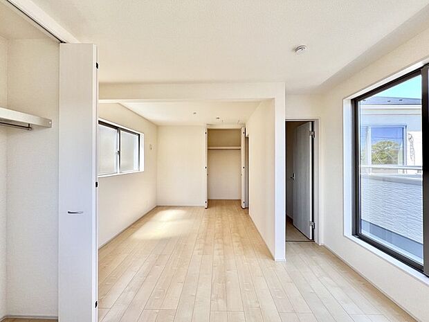 大事な日当たりは、大きな窓から。誰のお部屋にしましょう。