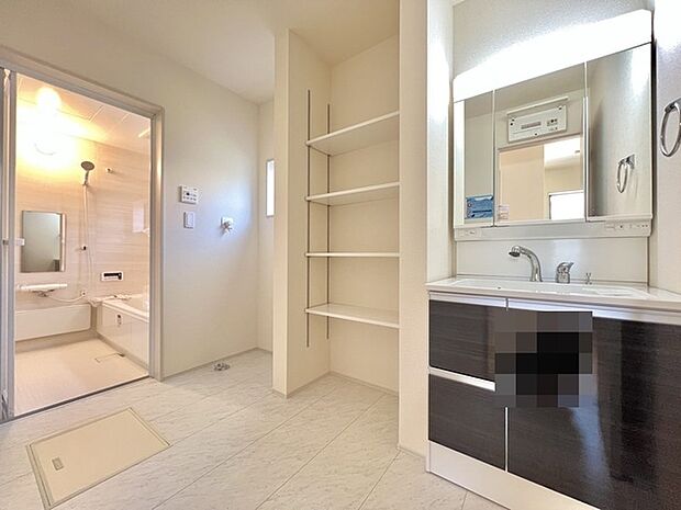 ゆとりの洗面スペースで、朝の身支度もスムーズに。