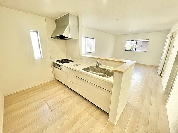 機能的で落ち着いた空間に、温かみのある木目が心地よさを添えます