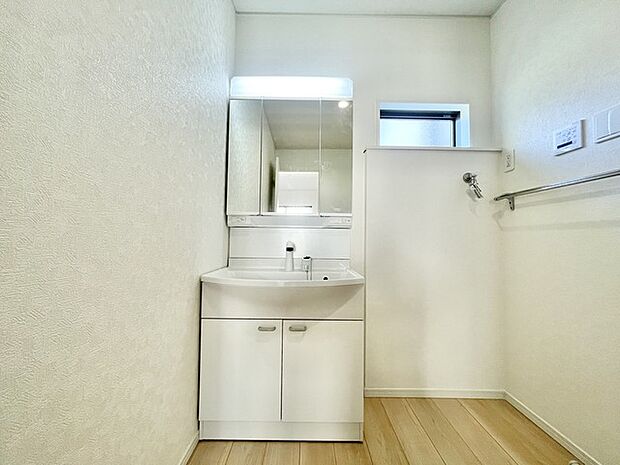 清潔感あふれる空間で、毎日の身支度が心地よく進みます