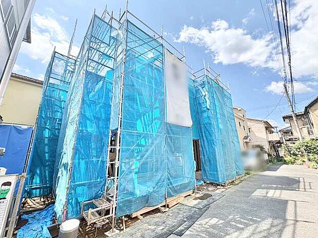 青いシートが眩しい、未来への架け橋となる住まい。