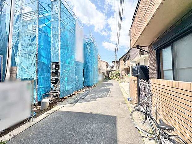 青いシートに覆われた空間が、静かに未来への期待を包み込みます。