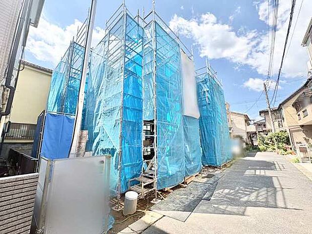 青いシートに包まれ、未来への可能性を秘めた住まい