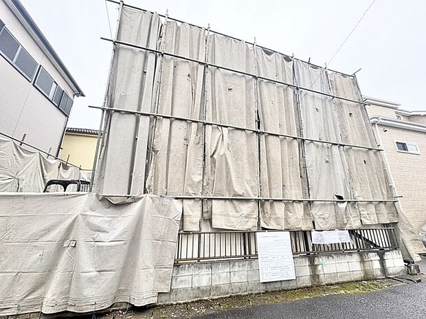 静かな空の下、風に揺れる幕が空間の奥行きを感じさせる。