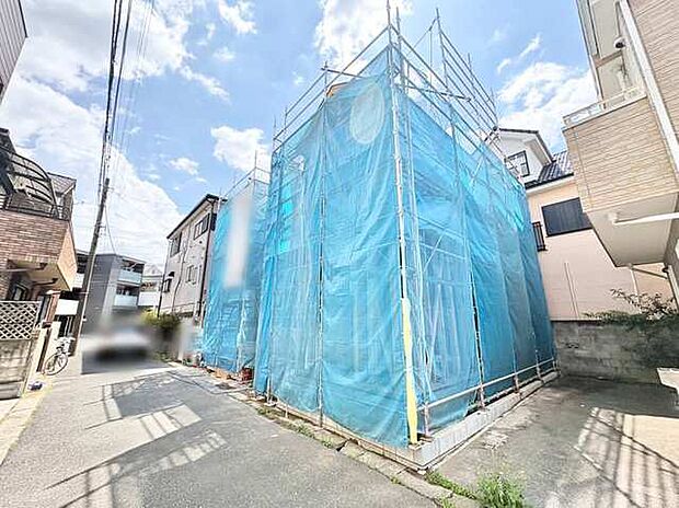 青いシートが空に映え、完成が待ち遠しい街並み