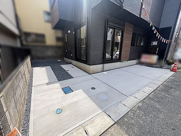 住まいの顔となるエントランス周りは、日々の出入りを心地よく彩るシンプルで整った空間設計となっています。
