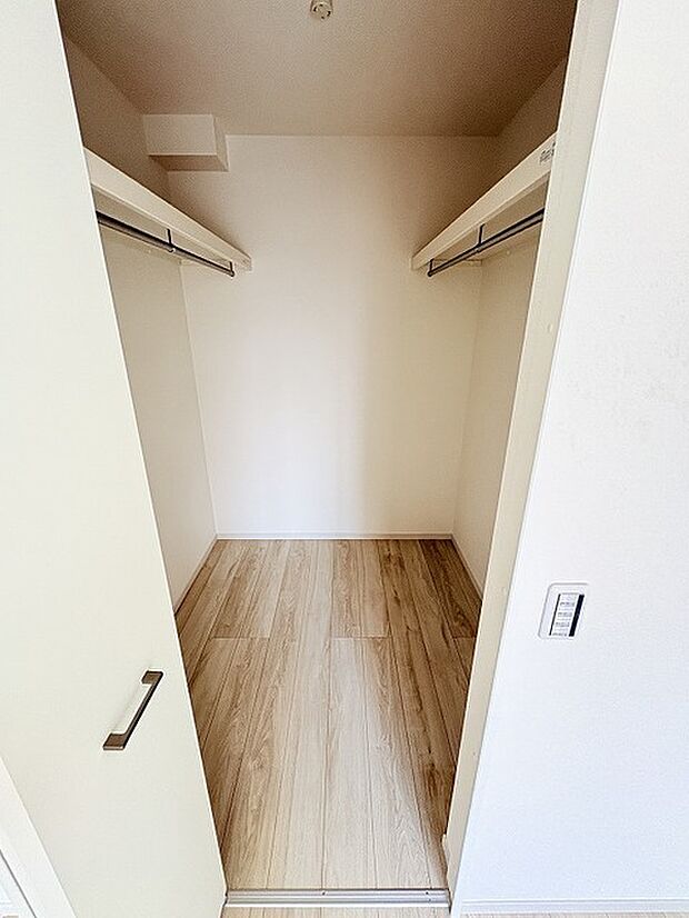 無駄な装飾を削ぎ落としたシンプルな空間は、自分好みの整理整頓が叶う心地よい余白を備えています。