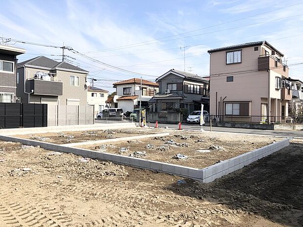 車通りの少ない閑静な住宅地、のびのびした子育てに適します。