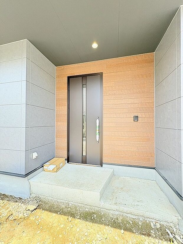 異素材を組み合わせたコントラストが美しく、端正な佇まいが訪れる人を穏やかに迎え入れるエントランスです。